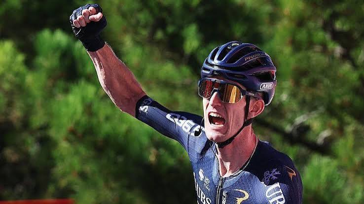 Eddie Dunbar triumphiert bei einem Bergduell mit einem entscheidenden Antritt im Finale Die 19. 